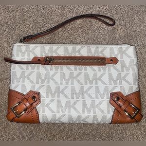 MICHEAL KORS✨ brown and white clutch purse